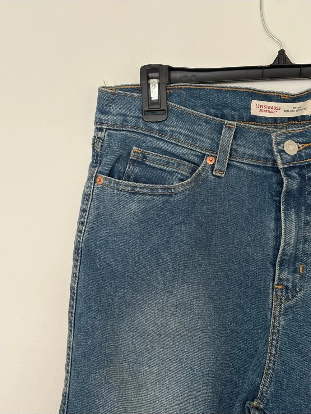 Levi's vintage Mid Rise Boyfriend Jeans in Medium Blue Wash Size 6
